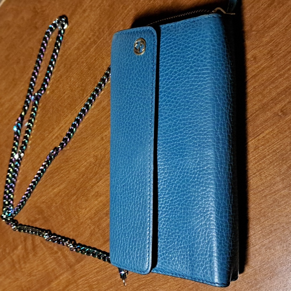 Gucci lether wallet with gold GG hardware, includes iridescent chain